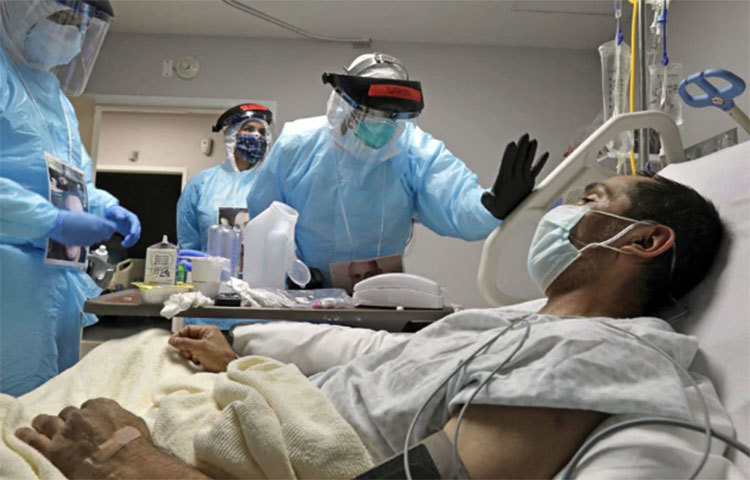 টেক্সাস এ অ্যান্ড এম বিশ্ববিদ্যালয়ের বিশেষজ্ঞ অধ্যাপক ড. জেফ্রি সিরিলো জানান, করোনায় আক্রান্ত হলে নিয়মিত খিঁচুনি, মাথাব্যথা এবং হ্যালুসিনেশনের মতো সমস্যা দেখা দিতে পারে। তিনি জানান, আমেরিকার টেক্সাস আর লস অ্যাঞ্জেলসে গত এপ্রিলে এমন বেশ কিছু ঘটনা সামনে এসেছে।