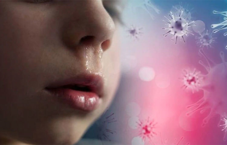 সিডিসি (CDC)-এর বিশেষজ্ঞদের পর্যবেক্ষণ অনুযায়ী, শরীরে ভাইরাস প্রবেশের ১০ থেকে ১৪ দিনের মাথায় করোনা আক্রান্তদের জ্বর আসে। এই আক্রান্তদের শরীরের তাপমাত্রা ১০০ ডিগ্রি ফারেনহাইটের বেশি থাকে এবং জ্বর তিন দিনের বেশি সময় পর্যন্ত স্থায়ী হয়।