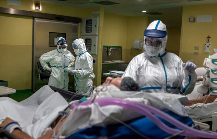 ড. জেফ্রি সিরিলো বা ড. ম্যাডি হর্নিগের মতো মার্কিন বিশেষজ্ঞদের মতে, করোনা সংক্রমণের ফলে প্রায় ৩০ শতাংশ ক্ষেত্রেই রোগীর মস্তিষ্কে অক্সিজেনের ঘাটতি দেখা দেয়। মস্তিষ্কে প্রদাহের ফলে সেখানে রক্ত জমাট বাঁধার সমস্যাও সৃষ্টি করতে পারে। মন্তিষ্কে রক্ত জমাট বাঁধার ফলে নানা স্নায়বিক সমস্যা এমনকি স্ট্রোক পর্যন্ত হবে পারে! তবে এ বিষয়ে নিশ্চিত হতে আরও গবেষণার প্রয়োজন বলে মত মার্কিন বিশেষজ্ঞদের।