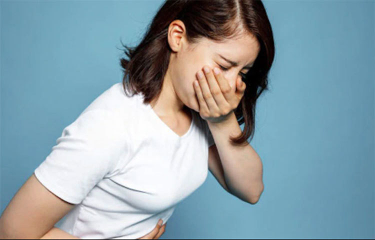 জ্বর, কাশির পাশাপাশি নাক থেকে ক্রমাগত জল গড়ানো, সারাক্ষণ বমি বমি ভাব এবং ডায়রিয়ার মতো অত্যন্ত সাধারণ লক্ষণও এ বার মার্কিন স্বাস্থ্য সংস্থার করোনার উপসর্গের তালিকায় জায়গা করে নিয়েছে। তবে মার্কিন স্বাস্থ্য সংস্থা সিডিসি (CDC)-এর সমীক্ষার সীমাবদ্ধতা নিয়ে প্রশ্ন তুলেছেন অনেকেই। কারণ, এই সমীক্ষা শুধুমাত্র মার্কিন মুলুকের কয়েকটি অঞ্চলেই পরিচালিত হয়েছে।