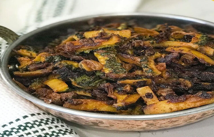 ওজন কমাতে সাহায্য করে: করলা লো ক্যালোরির খাবার হওয়ার পাশাপাশি লো ফ্যাটের খাবারও। ফলে ওজন কমানোর ক্ষেত্রে করলা জাদুর মতো কাজ করে। ছবি: সংগৃহীত