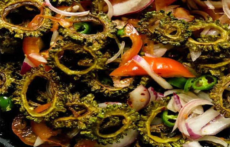 কোলেস্টেরলের মাত্রা কমায়: রক্তে কোলেস্টেরলের মাত্রা বেড়ে গেলে হৃদরোগের সম্ভবনাও বেড়ে যায়। গবেষণায় দেখা গেছে করলার রস কোলেস্টেরলের মাত্রা কমাতে সাহায্য করে। ছবি: সংগৃহীত