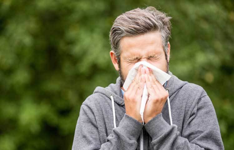 করোনাভাইরাসে আক্রান্ত হলে প্রাথমিকভাবে জ্বর, শুকনো কাশি, নিঃশ্বাস নিতে কষ্ট এবং পেশিতে যন্ত্রণা হবে। আর তার সঙ্গে ক্লান্তও মনে হবে।