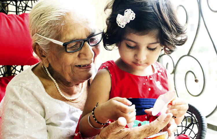 শুয়ে-বসে পুরোপুরি অলস জীবন কাটাবেন না। বরং এই সময় পরিবারের অন্যান্য সদস্য, বিশেষ করে নাতি-নাতনিদের সঙ্গে বেশি করে সময় কাটান।