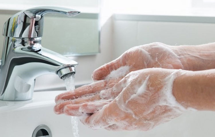 বাড়িতে সবাইকে নিয়মিত হাত ধোয়ার অভ্যাস রপ্ত করতে হবে। প্রতিবার খাবার রান্না বা প্রস্তুতের আগে ও পরে, খাবার খাওয়ার আগে ও পরে, বাথরুম ব্যবহারের আগে ও পরে, বাইরে থেকে বাসায় ফেরার সঙ্গে সঙ্গে সাবান-পানি দিয়ে হাত ধুতে হবে।