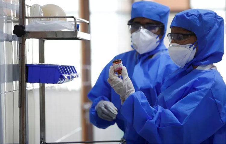 শ্বাসপ্রশ্বাসের মাধ্যমে ছড়িয়ে পড়তে পারে করোনা ভাইরাস। এমনকী সংক্রমণ ছড়িয়ে পড়তে পারে কথাবার্তার সময়েও। বুধবার এমনটাই জানিয়েছেন মার্কিন যুক্তরাষ্ট্রের একদল বিজ্ঞানী।