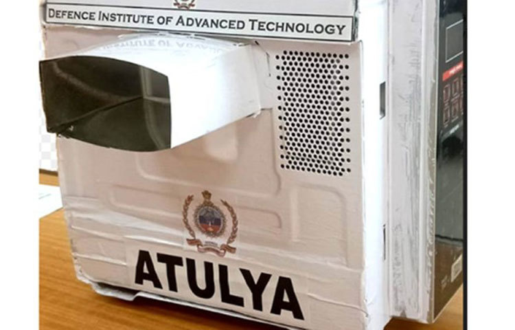 ক্রমাগত তাপ ছড়িয়ে করোনাভাইরাসের আরএনএ মেরে ফেলবে ‘অতূল্য’ নামের এই যন্ত্র। ভারতের প্রতিরক্ষা মন্ত্রণালয়ের আবিষ্কৃত এই নতুন যন্ত্র করোনার প্রকোপ কমাতে আশার আলো দেখাচ্ছে।