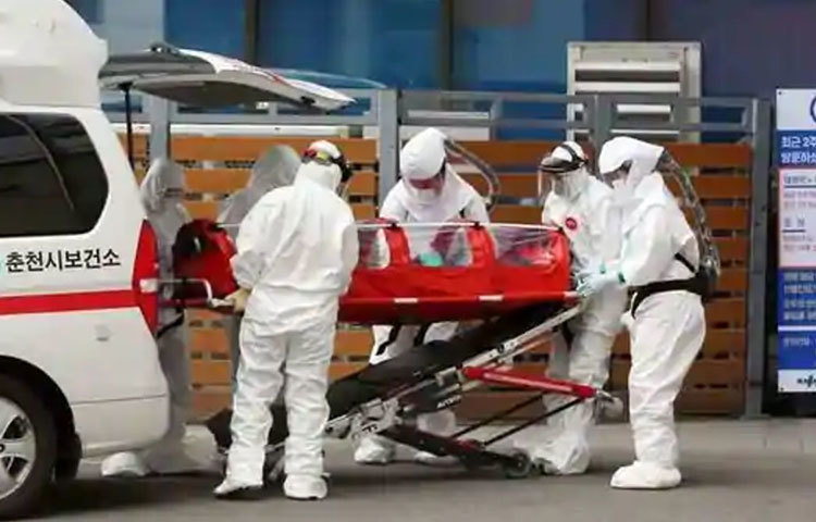 সাময়িকভাবে নিয়ন্ত্রণে এলেও আবার ‌দ্রুত হারে বাড়ছে করোনাভাইরাস সংক্রমণ। দ্বিতীয় ধাক্কার জন্য দেশবাসীকে সাবধান করলেন দক্ষিণ কোরিয়ার প্রেসিডেন্ট মুন জায়ে ইন। আংশিক লকডাউন লঘু করা হলেও আবার শুরু হতে পারে নিয়েমের কড়াকড়ি।