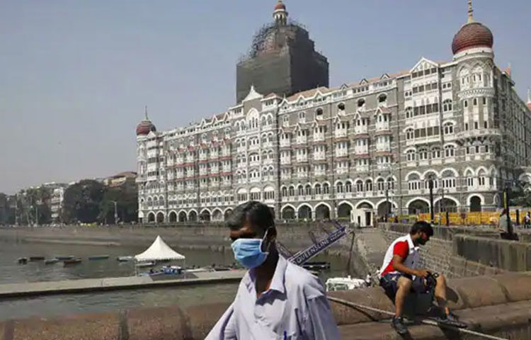 করোনাভাইরাস আগুনের মতো ছড়িয়েছে ভারতের মহারাষ্ট্রে। দেশের মধ্যে সব থেকে বেশি আক্রান্ত সেখানেই। মহারাষ্ট্র সরকার পরিস্থিতির সামাল দিতে যা যা সম্ভব সবই করছে।