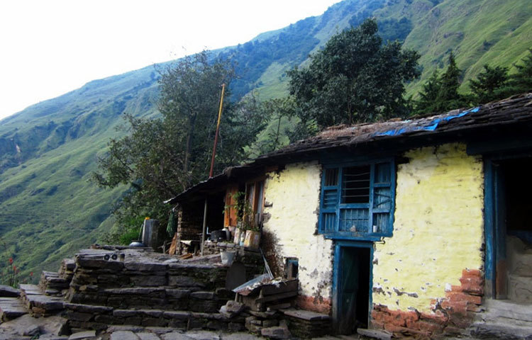 কর্মসংস্থানের জন্য একে একে গ্রাম ছেড়ে শহরে চলে গিয়েছেন প্রায় সকলেই। গত কয়েক বছর ধরে ধীরে ধীরে জনশূন্য হতে হতে ‘ভুতের গ্রাম’-এ পরিণত হয়েছে ভারতের উত্তরাখণ্ডের পাউরি জেলার পাহাড়ি গ্রামগুলো।