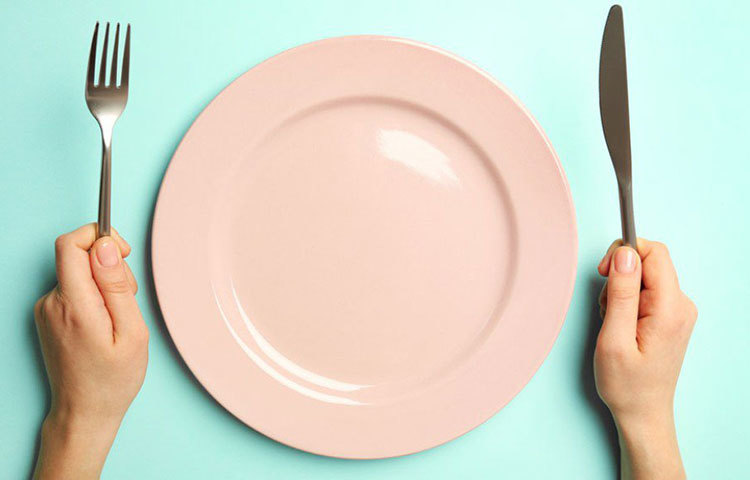 সহজলভ্য উপাদানে বাড়িতেই খাবার বানানোর যে অভ্যাস আমরা এত দিনে রপ্ত করেছি, তাতে সব সময়েই যোগ হয়েছে নিরাপত্তা ও পুষ্টির ভাবনা। বিশেষজ্ঞদের মতে, সকালের প্রথম খাবারকে হতে হবে পুষ্টিগুণ ও খনিজে ঠাসা। ফুড পিরামিড অনুসারে সকালের খাবার যেন পরিমাণেও যথেষ্ট হয়। পেটে সামান্য খিদে রেখে খেলেও এই খাবারকেই হতে হবে সবচেয়ে ভারী, যা সারা দিনের কাজে রসদ জোগাবে।