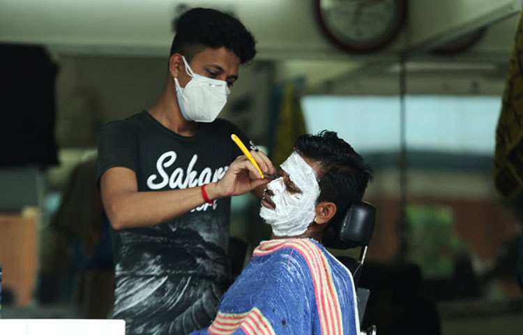 অনেকদিন সেলুন বন্ধ ছিলো। নরসুন্দরদের জীবন জীবিকাও থমকে গিয়েছিল। তাই করনোভাইরাস সংক্রমণের ঝুঁকি জেনেও সেলুন খুলেছেন। ছবি: মাহবুব আলম