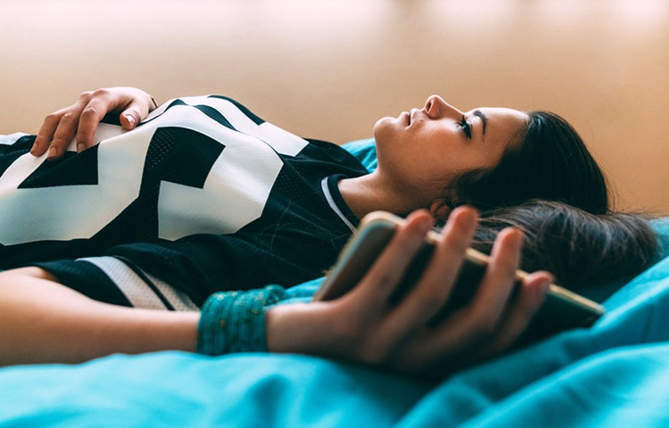 কোভিডে আক্রান্ত হলে শ্বাসকষ্ট একটি কমন উপসর্গ। শ্বাস প্রশ্বাস নিতে আক্রান্তদের সমস্যা হচ্ছে। কিন্তু দেখা যাচ্ছে যারা সামান্য উপসর্গ নিয়ে আক্রান্ত হয়েছিলেন তাদের সেরে যাওয়ার পরেও শ্বাস কষ্টের মতো উপসর্গ দেখা যাচ্ছে। ছবি: সংগৃহীত