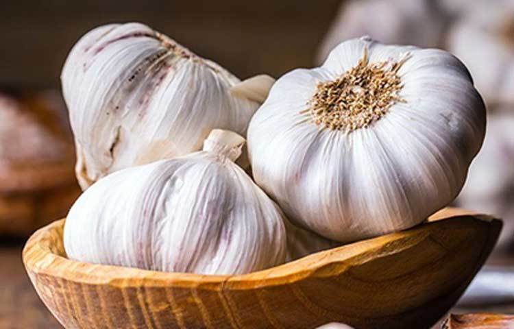 বিশ্ব স্বাস্থ্য সংস্থা স্পষ্ট জানিয়ে দিয়েছে, রসুনের অ্যান্টিমাইক্রোবিয়াল কিছু গুণাগুণ রয়েছে ঠিকই, কিন্তু রসুনে করোনাভাইরাস মোকাবিলার কোনো প্রমাণ এখনও মেলেনি।