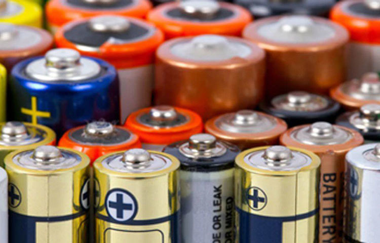 আপনার ফ্লাশলাইট, হিয়ারিং এইড, স্মোক ডিটেক্টর ইত্যাদি যে সমস্ত প্রয়োজনীয় সামগ্রী ব্যাটারিতে চলে, সেগুলোর জন্য অতিরিক্ত ব্যাটারি বাড়িতে রয়েছে তো? না থাকলে অবশ্যই কিনে আনুন।