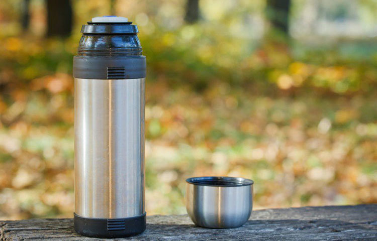 বাড়ি থেকে বেরনোর সময় চেষ্টা করুন ফ্লাস্কে গরম জল নিয়ে যেতে। বিশেষজ্ঞদের মতে, বারে বারে অল্প করে গরম জল পান করলে করোনা সমেত যে কোনও ড্রপলেট সংক্রমণ কিছুটা অন্তত প্রতিহত করা যায়।