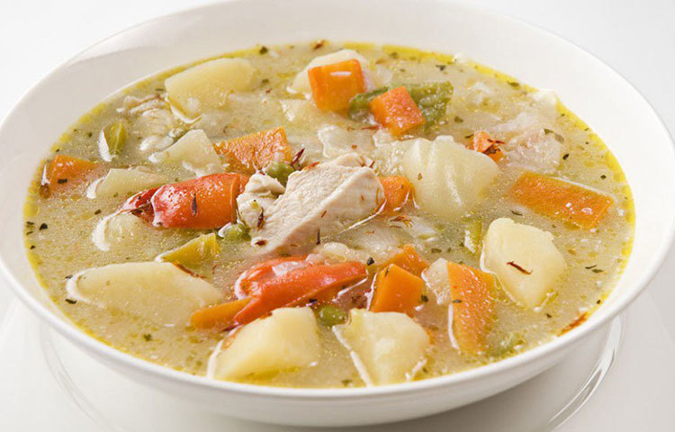 প্যাকেটজাত সসেজ, সালামি এসব ক’দিন বন্ধ থাক। প্রোটিনের ভাগ বাড়াতে বরং তাদের জায়গায় পাতে তুলুন চিকেন স্টু। দোকান থেকে চিকেন কিনে তা দিয়ে বাড়িতেই সব রকম সব্জি সহযোগে বানিয়ে নিন চিকেন স্টু।