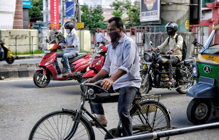 পাশ দিয়ে সাইকেল চালিয়ে বা হেঁটে বা জগিং করে কোনো আক্রান্ত ব্যক্তি গেলে, যদি তিনি হেঁচে বা কেশে না দেন, তা হলেও ভয়ের কোনও কারণ নেই। তবে মুখে মাস্ক পরার অভ্যাস সেখানেও দরকার।