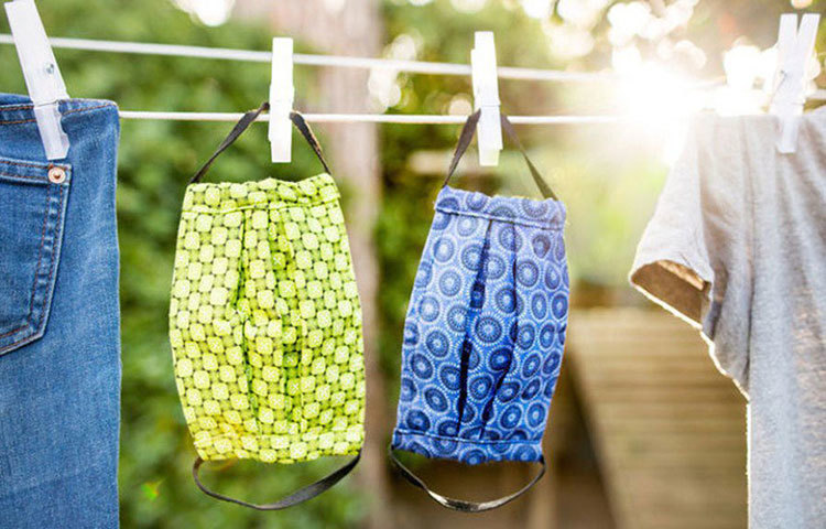 কাপড়ের মাস্ক এক বারের বেশি ব্যবহার করা যেতে পারে। তবে প্রতিবার ব্যবহারের পর তা গরম পানিতে ভালো করে ধুয়ে নিতে হবে। এবং কাপড়ের মাস্ক ছিঁড়ে গেলে তা ব্যবহার করা উচিত নয়।