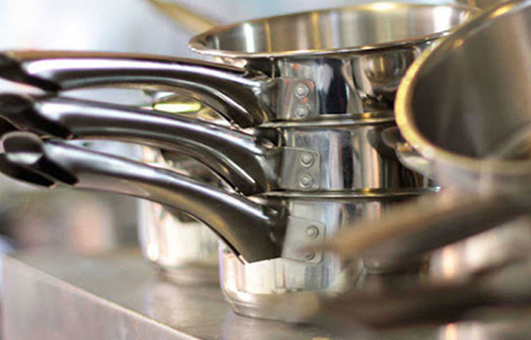 এরপর যে পৃষ্ঠদেশের উপর করোনাভাইরাস বেশিক্ষণ বেঁচে থাকতে পারে, তা হল স্টেইনলেস স্টিল। গবেষণায় দেখা গিয়েছে, স্টেইনলেস স্টিলের উপর এই ভাইরাস ৪৮ ঘণ্টা পর্যন্ত সক্রিয় থাকে।