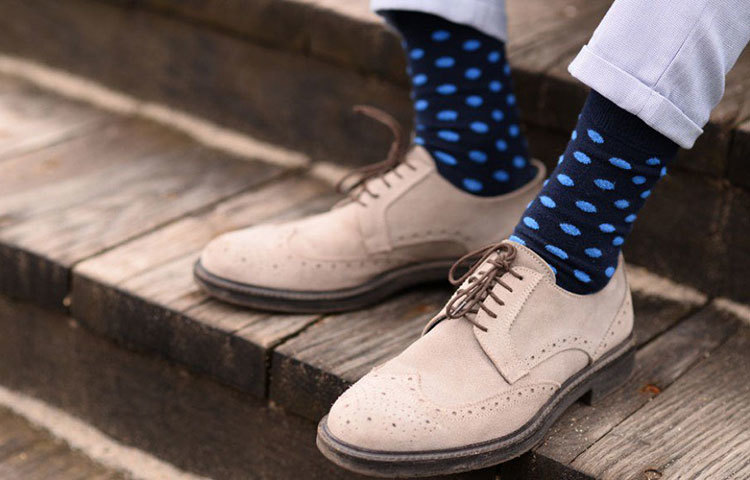 গরমে কষ্ট হলেও চেষ্টা করুন জুতোর সঙ্গে মোজা পরতে। বেশিক্ষণ এসিতে থাকলে এটা নিয়ে কোনো অসুবিধা হওয়ার কথা নয়। তা না থাকলে একটু পাতলা সুতির মোজা পরুন। ফিরে জুতো-মোজা খুলে হাতে নিয়ে সোজা বাথরুমে চলে যান। পায়ের থেকে নাক-মুখ অনেকটা দূরে থাকে ঠিকই। কিন্তু তাকে যতেœ রাখতে হবে, বাইরে বেরলে হাতের মতো করেই পা মুড়ে ফেলাই বুদ্ধিমানের কাজ।