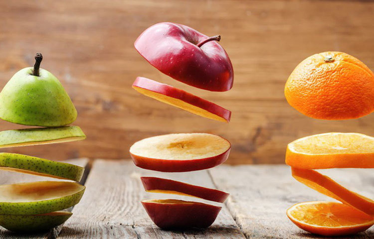 ফলের রস আর নয়। প্যাকেটজাত ফলের রসে প্রচুর কৃত্রিম চিনি ও নুন মেশানো থাকে। ট্রান্স ফ্যাটও থাকে বেশি। তাই গোটা ফল খান। চিবিয়ে ফল খেলে তার ফাইবারও অনেক বেশি করে পাওয়া যায়।