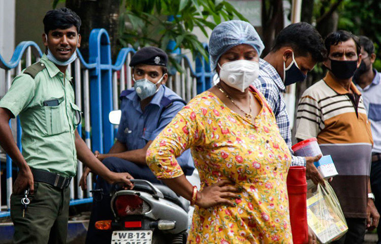 নানা ধরনের মাস্ক নিয়ে কথা তো হল। তবে মাস্ক ব্যবহার করলেই হল না। তা ব্যবহার করার আগে-পরে কিছু নিয়মও মেনে চলতে হবে।