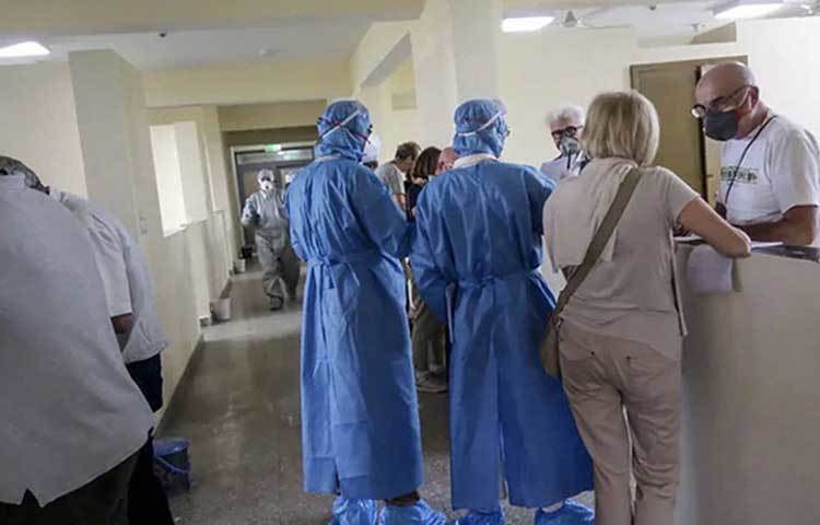 তা হল আরটিপিসিআর বা রিয়েল টাইম পলিমিরেজ চেন রিঅ্যাকশন। রোগীর থেকে বিভিন্ন পদ্ধতিতে যে সমস্ত নমুনা সংগ্রহ করা হল, সেই নমুনায় কোভিড-১৯ ভাইরাস রয়েছে কি না তা জানতেই ল্যাবরেটরিতে এই আরটিপিসিআর করা হয়।