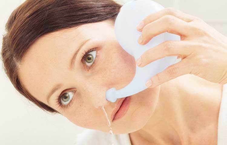 যেমন, নাকে লবণ পানি ঢুকিয়ে নাক পরিষ্কার করছেন, মাউথ ওয়াশ দিয়ে বারবার গারগরা করছেন। চিকিৎসকেরা জানিয়েছেন, এতে অনেক জীবাণুই মারা যেতে পারে, কিন্তু করোনাভাইরাসের কোনো ক্ষতি হবে না।