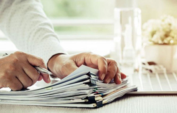 এই সময় বাইরের সমস্ত কাজকর্ম বন্ধ ঠিকই, কিন্তু কখন কী প্রয়োজন পড়ে, তা কি আগে থেকে বলা সম্ভব? তাই নিজের সমস্ত গুরুত্বপূর্ণ নথি, যেমন পরিচয়পত্র, ব্যাংকের নথি-সব কিছু হাতের কাছে রাখুন।