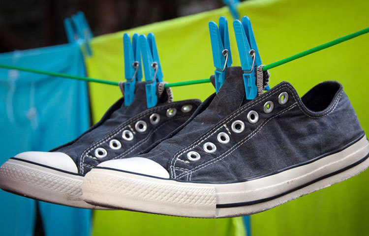 জুতো সাবান দিয়ে ধোওয়া সম্ভব নয় সব সময়। রবারের বা বর্ষার জুতো পরে বের হলে অবশ্যই বাড়ি ফিরে তা ধোবেন। অন্য রকম জুতো পরলে রোজ স্যানিটাইজার স্প্রে করে নিন জুতোয়। তাতেও অসুবিধা হলে বাড়ি ফিরে আলাদা জায়গায় জুতো রাখুন, পরের দিন সকালে ঘণ্টাখানেক কড়া রোদে রেখে দিন।