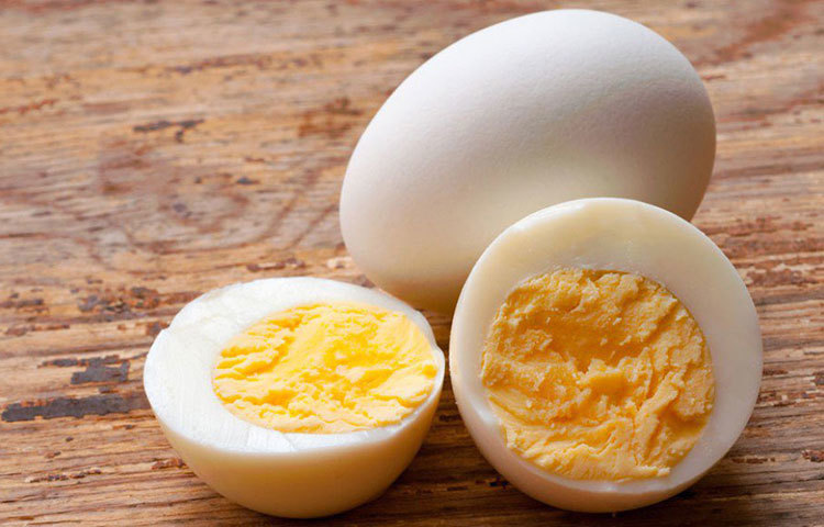 ডিমের পোচ ক’দিন বন্ধ থাক। করোনার সময়ে সব রকম খাবারই ভালো করে ফুটিয়ে ও রান্না করে খাওয়ার পরামর্শ দিচ্ছেন চিকিৎসকরা। তাই পোচের বদলে সেদ্ধ ডিম রাখুন পাতে। তাতে প্রোটিন যেমন পাবেন, তেমন ডিমটাও ভালোভাবে সেদ্ধ করে খাওয়ার ফলে কোনো রকম ব্যাক্টিরিয়ার ভয় থাকবে না।