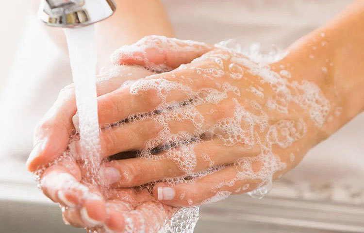 যে কোনো ধরনের মাস্ক পরার আগে সাবান বা অ্যালকোহলযুক্ত স্যানিটাইজার দিয়ে হাত পরিষ্কার করে ধুয়ে নিতে হবে। এরপর পরিষ্কার-পরিচ্ছন্ন হাতে মাস্ক পরতে হবে।