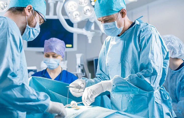 সার্জিক্যাল গ্লাভস। প্রধানত চিকিৎসকেরা এই গ্লাভস ব্যবহার করে থাকেন। আর হাসপাতালে এখন সমস্ত করোনাভাইরাস আক্রান্ত রোগীদের ভিড়। পাশাপাশি অন্যান্য রোগীরাও সেখানেই রয়েছেন। রয়েছেন তাঁদের বাড়ির লোকজনও।