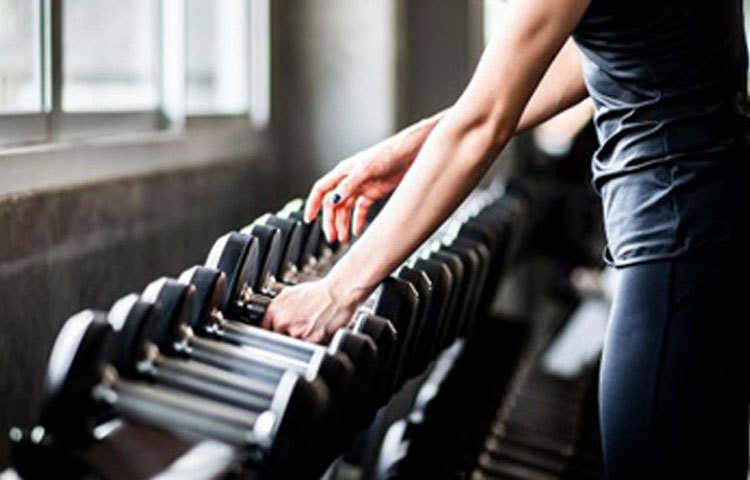 আপনি যদি দৈনন্দিন জিম করতে অভ্যস্ত হন, এবং নিজের স্বাস্থ্য নিয়ে অত্যন্ত সচেতন হন, তা হলে বাড়িতেও টুকটাক জিম চালিয়ে যেতে পারবেন, এমন কিছু যন্ত্রাদি সঙ্গে রাখতে পারেন।