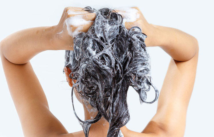 মেডিসিন বিশেষজ্ঞ সৌত্রিক মুখোপাধ্যায়ের মতে, পুলিশকর্মী, সাংবাদিক, চিকিৎসক— যারা এই মুহূর্তে সবচেয়ে বেশি বাইরে বেরচ্ছেন এবং লকডাউন উঠলেও যাদের গুরুত্ব এতটুকু কমবে না, তারা এখনো প্রতিদিন বাড়ি ফিরে হালকা গরম জলে চুল ধুয়ে নিন। ড্রায়ার দিয়ে ভাল করে শুকিয়ে নিন চুল। তাতে ঠান্ডা লাগার হাত থেকে কিছুটা রক্ষা পাবেন।