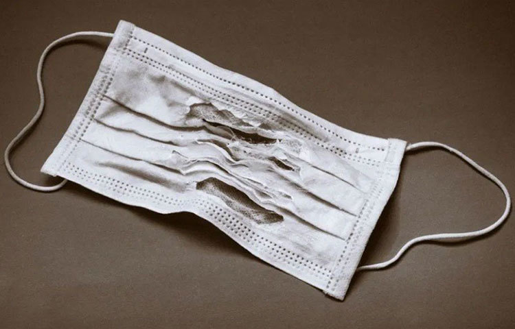 সাবান দিয়ে হাত পরিষ্কার করে মাস্ক পরলেই হল না। ব্যবহার করার আগে অবশ্যই দেখে নিতে হবে, মাস্ক যেন ছেঁড়া বা ফাটা না হয়।