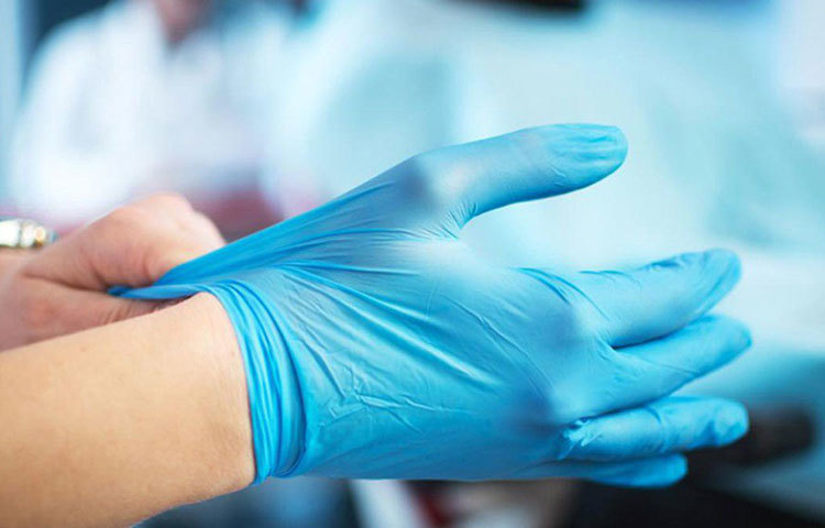 তাই সার্জিক্যাল গ্লাভস ব্যবহারে ভীষণভাবে সুরক্ষা-বিধি মেনে চলা প্রয়োজন। কারণ সার্জিক্যাল গøাভসের উপর এই ভাইরাস অন্তত চার ঘণ্টা পর্যন্ত বেঁচে থাকতে পারে। সুরক্ষা-বিধি মেনে না চললে, সংক্রমণ ছড়ানোর সম্ভাবনাও খুব বেশি।