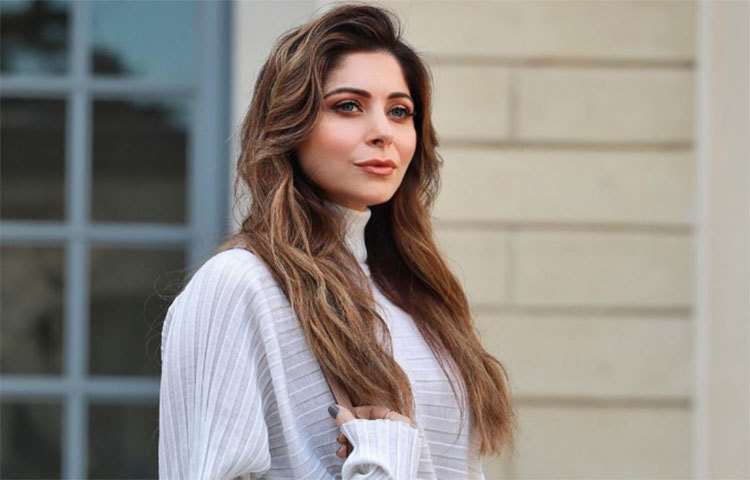 তিন তিনবার করোনা পরীক্ষা করা হয় বলিউডের গায়িকা কণিকা কাপুরের। তিনটি পরীক্ষাতেই পজিটিভ এসেছে রিপোর্ট। হাসপাতালেই রয়েছেন তিনি।