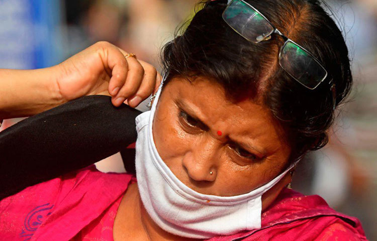 মাস্ক পরলেও অনেকেই তা নিয়ে সতর্ক নন। ভুলে যাবেন না, মুখ-নাক রক্ষা করার জন্যই মাস্ক পরেছেন। তাই তা দিয়ে যেন সব সময় নাক-মুখ ঢাকা থাকে, সে দিকে খেয়াল রাখতে হবে। অনেকেই মাস্ক পরে তা নাক বা থুতনির নীচে তা ঝুলিয়ে রাখেন। এটা করা একেবারেই উচিত নয়।