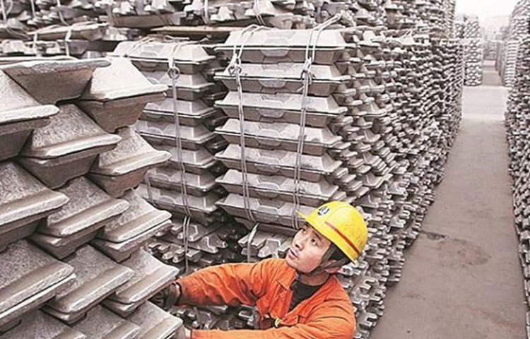 যে কতগুলো ধাতব বস্তু নিয়ে গবেষণা চালানো হয়েছে। তার মধ্যে আর একটি হল অ্যালুমিনিয়াম। গবেষকরা জানাচ্ছেন, অ্যালুমিনিয়ামের উপর এই ভাইরাস দু’ঘণ্টা থেকে চার ঘণ্টা পর্যন্ত বেঁচে থাকতে পারে।