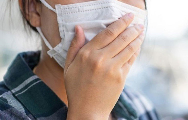 বার বার মাস্কে হাত দেওয়া একেবারেই বাঞ্ছনীয় নয়। সেই সঙ্গে মনে রাখবেন, মাস্কের সামনের অংশ স্পর্শ করা যাবে না। নিতান্তই যদি মাস্কের সামনে হাত দেয়ার প্রয়োজন হয়, তবে আগে সাবান দিয়ে হাত পরিষ্কার করে নিন। মাস্ক স্পর্শ করার পরে ফের হাত পরিষ্কার করুন।