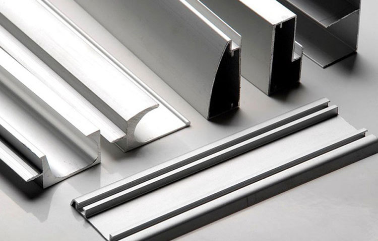 তবে ‘নেকেড’ ভাইরাস কোনো সারফেসেই বাঁচতে পারে না। এদের টিকে থাকার জন্য ড্রপলেটের প্রয়োজন হয়। অ্যালুমিনিয়াম জাতীয় পদার্থের উপর যদি এই ড্রপলেট পড়ে, তবেই তা সংক্রমণযোগ্য।