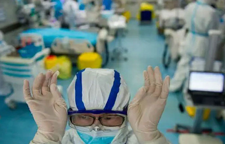 সেই রিপোর্ট অনুযায়ী, তামার উপর চার ঘণ্টা পর্যন্ত বেঁচে থাকতে পারে এই করোনাভাইরাস। এবং বাতাসে মাত্র তিন ঘণ্টা পর্যন্ত বেঁচে থাকে।