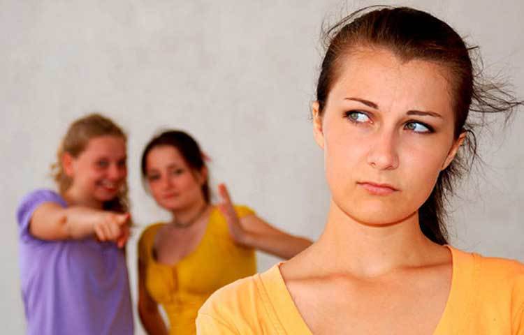 দূরত্ব বজায় রাখুন: সর্দিকাশি, জ্বর বা অসুস্থ ব্যক্তির কাছ থেকে অন্তত এক মিটার বা ৩ ফুট দূরত্ব বজায় রাখুন। করোনা আক্রান্ত ব্যক্তিদের সংস্পর্শে না যাওয়াই ভালো।