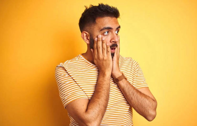 অতি প্রাচীনকাল থেকে মানুষ ও অন্য বড় প্রাণীরাও পোকামাকড় থেকে রক্ষা পেতে মুখে হাত দেওয়া শুরু করে। এমনকি বিষণ্ন হলে, রাগ করলে, বিস্ময় প্রকাশ করার সময় মানুষ মুখে হাত দেয়।