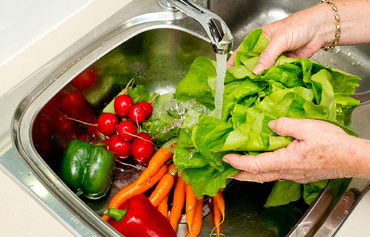 রান্না খাবারের মাধ্যমে কোভিড-১৯ সংক্রিমণের ঝুঁকি নেই। তবে কাঁচা শাকসবজি, ফলমূলের ক্ষেত্রে ঝুঁকি থাকে। এগুলো সবকিছু ভালো করে কলের ঠান্ডা পানিতে ধুয়ে শুকিয়ে তারপর সেগুলো ব্যবহার করবেন।