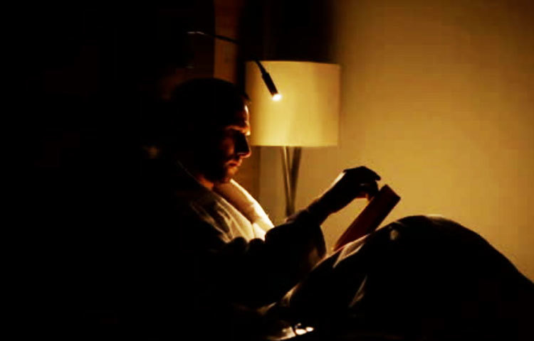 লকডাউনে সব রকম অনিয়ম বন্ধ করুন। অনেক রাত পর্যন্ত জেগে থাকা, দেরি করে ঘুম থেকে ওঠা, ফ্রিজের ঠান্ডা খাবার খাওয়া, যখন-তখন খাওয়া ইত্যাদি অনিয়ম বন্ধ করুন। এই সব অনিয়ম ধীরে ধীরে বদহজম, কোষ্ঠকাঠিন্য, শ্বাসকষ্ট বা ডায়াবেটিসের মতো একাধিক স্বাস্থ্য সমস্যা বাড়িয়ে দিতে পারে।