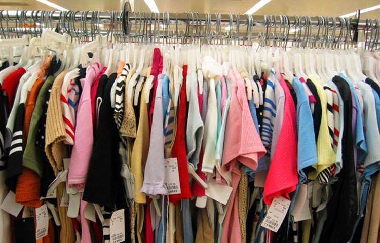 একাধিক গবেষণায় দেখা গিয়েছে, প্লাস্টিক এবং ধাতব বস্তুর উপর ভাইরাসটি ৩দিন পর্যন্ত বেঁচে থাকতে পারে। কারণ, এই উপাদানগুলোর উপরিভাগ ছিদ্রহীন হওয়ায় ভাইরাস দীর্ঘক্ষণ স্থায়ী হতে পারে।