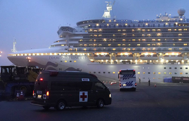 পরিস্থিতি সবথেকে খারাপ পরিস্থিতির যে জাহাজগুলোর মধ্যে তার মধ্যে অন্যতম উল্লেখযোগ্য ডায়মন্ড প্রিন্সেস নামের একটি বিশাল ক্রুজ শিপ। পরিসংখ্যান ওয়েবসাইট ওয়ার্ল্ডোমিটারের তথ্য অনুযায়ী জাহাজের প্রায় ৩০০০ যাত্রীর মধ্যে ৭১২ জন এখনো পর্যন্ত করোনা আক্রান্ত হয়েছেন। মৃত্যু হয়েছে ১৩ জন যাত্রীর। জাপানের ইয়োকোহামা বন্দরে কড়া নজরদারির মধ্যে রাখা হয়েছে ক্রুজ জাহাজটি।